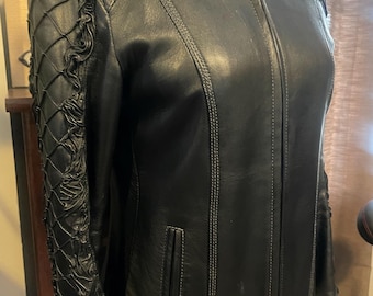 Blouson noir en cuir d'agneau napa d'influence des années 80