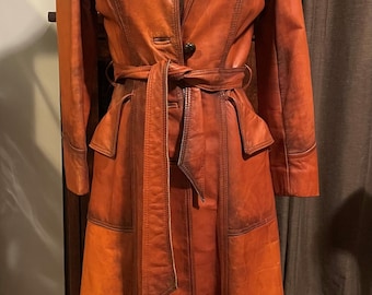 Trench rétro en cuir orange des années 1970 - rencontre entre un vampire occidental et un goth