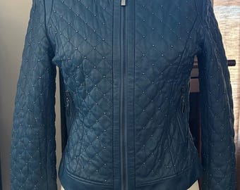 Veste en cuir matelassée bleu canard d'inspiration Chanel
