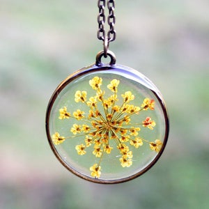 Gelbe Königin Anne Spitze Halskette, echte Blume Halskette, gelbe Spitze Blume, botanische Schmuck, gepresste Blume Schmuck