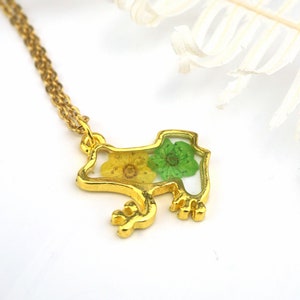 Groene kikker ketting, ketting met echte geperste bloem, gouden kikker ketting, geelgroene bloem ketting, ketting harskikker, cadeau kikker minnaar