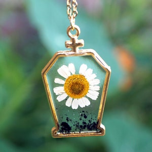 Daisy resin necklace store