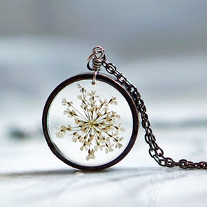 Queen Anne&#39;s Lace Blumenhalskette, Resin Blumenhalskette, echte gepresste Blumenschmuck, Blumenhalskette