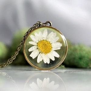 White Daisy Necklace, Real Flower Necklace, White Chrysanthemum, Botanical Jewelry, Pressed Flower Jewelry