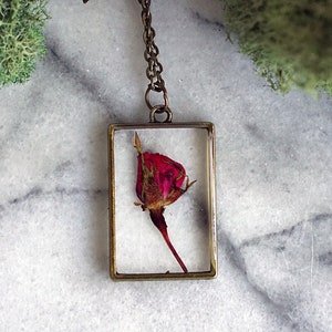 Collier de fleurs de naissance de juin, Collier de vraies fleurs, Fleur de rose, Bouton de rose, Fleur d’anniversaire, Bijoux botaniques, Bijoux de fleurs pressées