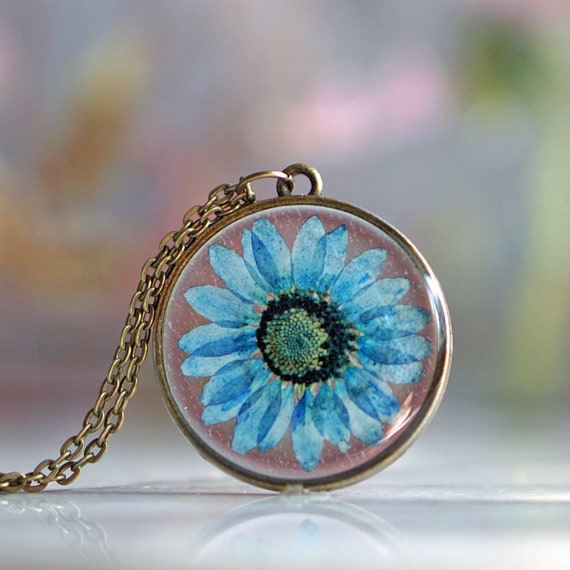 Blue daisy necklace deals