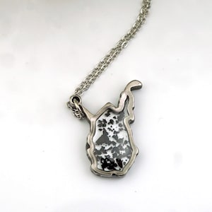Kleine West Virginia-hangerketting, WV-botanisch, botanische sieraden, geperste bloemsieraden, esdoorn, kolenstof, blauw en goud