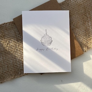 Carte d'anniversaire cupcake dessinée à la main