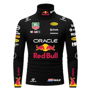 Puede incluir: Camiseta negra de manga larga con cuello alto con múltiples logotipos y texto. La camiseta presenta el logotipo de Red Bull, el logotipo de Oracle y el texto "MAX". La camiseta tiene un tema de carreras.
