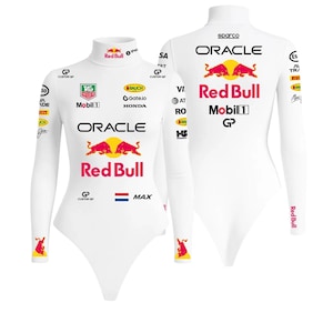 Puede incluir: Body blanco con mangas largas y cuello alto. Presenta logotipos como "Red Bull", "Oracle" y "Mobil 1". El diseño incorpora detalles en rojo, amarillo y azul, con el logotipo de Red Bull prominentemente en la parte delantera y trasera.