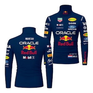 Puede incluir: Camisa de manga larga azul marino con cuello alto. La camisa presenta múltiples logotipos de patrocinadores, el logotipo de Red Bull y el texto "ORACLE". La camisa tiene un diseño con los colores rojo, blanco y azul.
