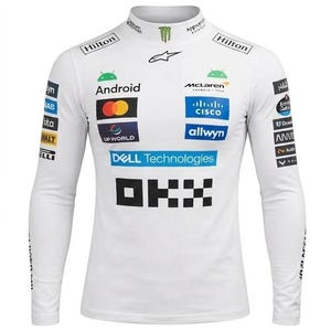 Könnte beinhalten: Weißes Langarm-Rennshirt mit Stehkragen. Das Shirt zeigt mehrere Sponsorenlogos, darunter "Android", "McLaren", "Dell Technologies" und "OKX". Das Shirt hat auch die Logos "Hilton" und "Monster Energy".