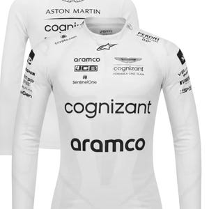 Może przedstawiać: Biała koszulka z długim rękawem z logo Aston Martin i logo sponsorów, w tym "cognizant" i "aramco". Koszulka ma stójkę i brytyjską flagę z tyłu kołnierza. Odzież zespołu Formuły 1.