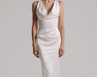 Selene | Vestido de Noiva Sob Medida em Cetim de Seda com Decote Drapeado, Costas Abertas, Detalhe de Botões de Pérola, Cauda Curta, Corte Viés