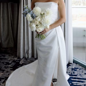 Robe de mariée bustier en satin avec traine - Robe de mariée minimaliste en mikado ivoire pour mariée moderne