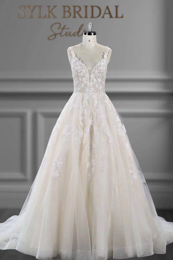 Glitter Tulle Wedding Dress With Deep V Neck, Sleeveless Lace Applique  Bridal Gown, Low Back A-line Style, Elegant Princess Dress - Etsy Israel