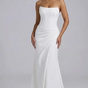 Strapless crêpe korset trouwjurk, ruches zeemeermin bruidsjurk, modern gebeeldhouwd trompetsilhouet met decoratieve knopen om zoom te trainen