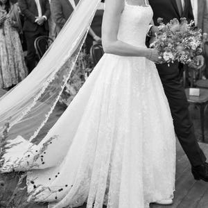 Florale Spitze A-Linie Brautkleid mit Spaghetti-Trägern, romantisches Brautkleid, Boho Rustikaler Stil, Landzeremonie, 3D Applikationen