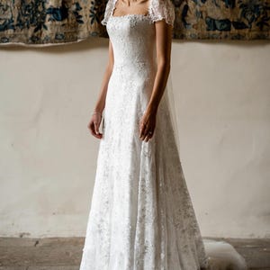 Brautkleid aus Spitze mit kurzen Ärmeln, Brautkleid mit quadratischem Ausschnitt und Schleppe, Vintage-inspiriertes Blumenkleid, elegantes A-Linie-Spitzenkleid