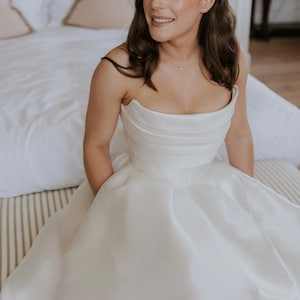 Robe de mariée sans bretelles, robe de mariée trapèze structurée avec corsage plissé et jupe évasée, tenues de mariée minimalistes de princesse moderne