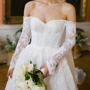 Vestido de novia de encaje con corte de baile, hombros descubiertos, manga larga y cola, romántico vestido de encaje con corsé, estilo vintage.