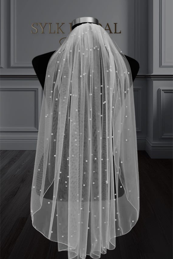 Hip Length Bridal Veil With Pearls, Sheer Tulle Wedding Veil  display picture 3