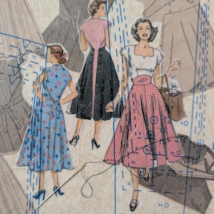 Può includere: Un modello di cucito vintage con quattro modelli di abiti per donne. Il modello include un abito blu con pois bianchi, un abito rosa con gonna nera, un abito nero con top rosa e un abito a quadri rossi e bianchi.