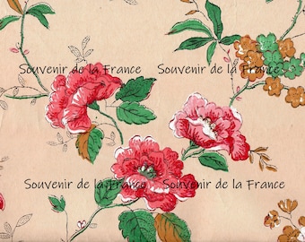 Puede incluir: Un patrón floral vintage con rosas rosas y hojas verdes sobre un fondo beige. El texto "Souvenir de la France" se repite cuatro veces en todo el patrón.