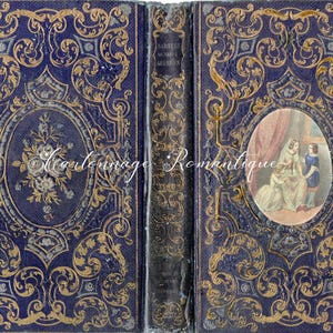 Könnte beinhalten: Ein Vintage-Buch mit einem blauen und goldenen Einband. Der Einband zeigt ein verziertes Design mit einem zentralen Oval, das eine Illustration von drei Frauen in einem Raum enthält. Der Titel des Buches lautet "Gabrielle de Murat" auf Französisch.