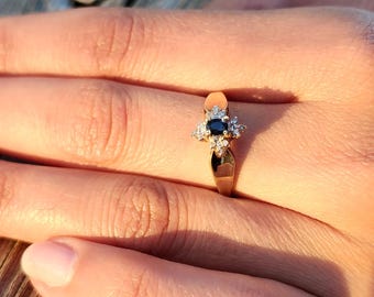 10K dunkelblauer Saphir Cocktailring mit Diamanten | Vintage Zustand Schmuck