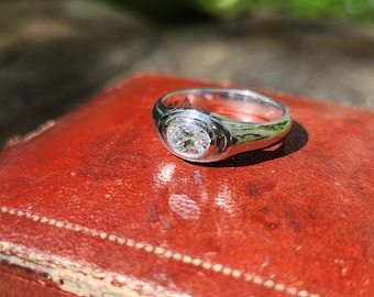0,54 ct Naturdiamantring im Ovalschliff mit Lünette von Ost nach West