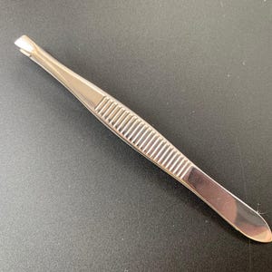 High Quality Stainless Steel Eyebrow Tweezers Gair Removal Tweezer Hair Removal Tool Fine Tip Tweezers Cosmetic Tweezers Travel Tweezers