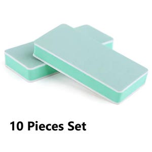 Könnte beinhalten: Ein Set mit 10 hellblauen und grünen Nagelfeilen. Die Feilen sind rechteckig und haben eine strukturierte Oberfläche. 10 Pieces Set