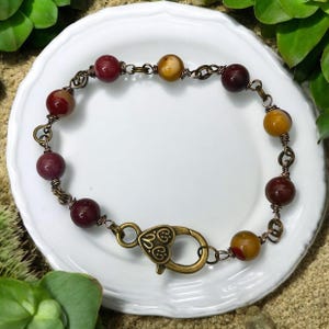 Handgemaakte mookaiet-jaspisarmband: bronzen hartsluiting, draadgewikkelde boho-sieraden