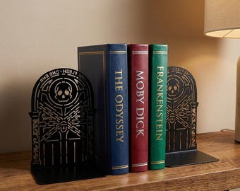 Hell’s Gate Metal Bookends – Gothic Book Ends for Horror and Fantasy Lovers – Skull & Chains Bookshelf Decor