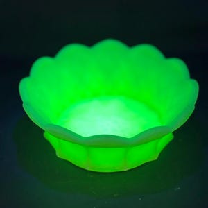 Cuenco vintage Fenton de vidrio color lima y uranio con forma de crema