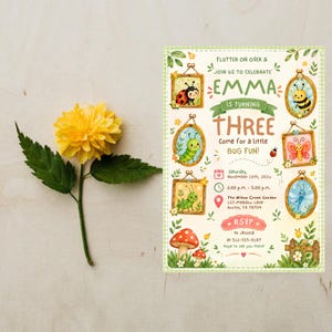 Peut inclure: Une fleur jaune avec des feuilles vertes à côté d'une invitation d'anniversaire rectangulaire illustrée d'une coccinelle, d'une abeille, d'une chenille, d'un papillon, d'une libellule et de champignons avec le texte Emma is turning three.