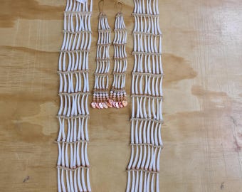 Hermoso conjunto de gargantilla y pendientes de lazos trenzados Native Dentalium.