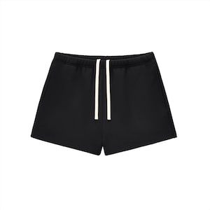 Può includere: Pantaloncini neri con vita con coulisse. I pantaloncini sono realizzati in un materiale morbido e hanno una vestibilità rilassata. Il cordino è bianco. Adatti per abbigliamento casual.
