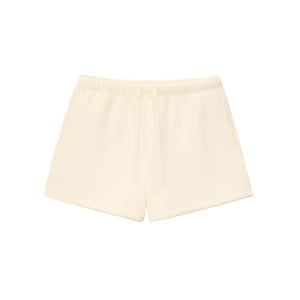 Può includere: Pantaloncini color crema con vita con coulisse. I pantaloncini hanno una vestibilità rilassata e due tasche laterali. Il tessuto sembra essere un materiale morbido e confortevole, adatto all'abbigliamento casual. I pantaloncini sono esposti su sfondo bianco.
