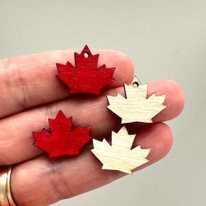 Peut inclure: Quatre breloques en bois en forme de feuille d'érable, deux sont rouges et deux sont en bois naturel.