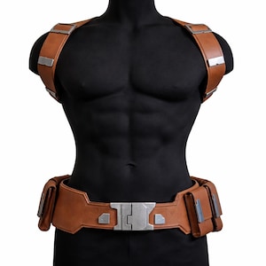 Inspirado no Capitão América: Guerra Civil, este cinto de couro com bolsos e alças de ombro é perfeito para cosplay tático e personalizado.