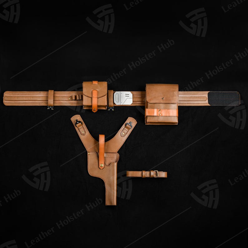 Puede incluir: Un conjunto de funda de cuero marr&oacute;n con cintur&oacute;n, bolsas y arn&eacute;s de hombro. El cintur&oacute;n tiene una hebilla plateada y m&uacute;ltiples bolsas. El conjunto incluye una funda para un arma corta y un cintur&oacute;n m&aacute;s peque&ntilde;o.