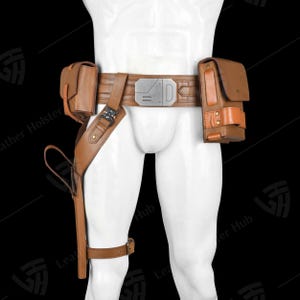 Puede incluir: Juego de cintur&oacute;n y funda de cuero marr&oacute;n. El cintur&oacute;n presenta una hebilla plateada y m&uacute;ltiples bolsas. Tambi&eacute;n se incluye una correa para la pierna y una funda para un arma. El conjunto est&aacute; dise&ntilde;ado para usarse alrededor de la cintura y el muslo.