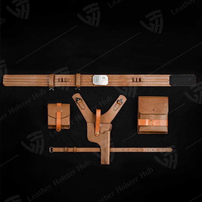 Puede incluir: Un conjunto de funda de cuero marr&oacute;n con cintur&oacute;n, correas para los hombros y bolsas. El cintur&oacute;n tiene una hebilla plateada y una secci&oacute;n de malla negra. El conjunto incluye una funda, dos bolsas y un cintur&oacute;n con hebilla.