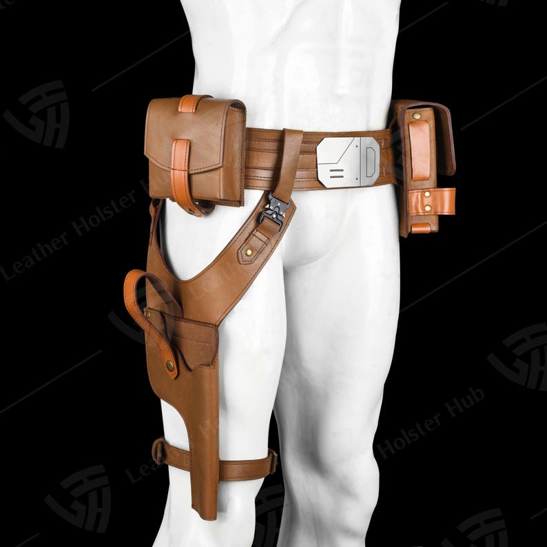 Puede incluir: Un cintur&oacute;n utilitario de cuero marr&oacute;n con m&uacute;ltiples bolsas y una funda. El cintur&oacute;n presenta una hebilla plateada y est&aacute; dise&ntilde;ado para usarse alrededor de la cintura y el muslo. Las bolsas se aseguran con correas y hebillas.