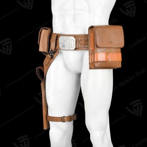 Puede incluir: Cintur&oacute;n utilitario de cuero marr&oacute;n con m&uacute;ltiples bolsillos y una funda. El cintur&oacute;n presenta una hebilla plateada y una correa para el muslo. Los bolsillos son de varios tama&ntilde;os y formas.