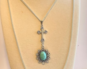 Collar con cruz de turquesa en capas