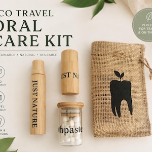 Könnte beinhalten: Ein umweltfreundliches Mundpflege-Set mit Bambus-Zahnbürstenhaltern, einem Glas mit Zahnpasta-Tabletten und einer Reisetasche aus Jute. Das Set enthält den Text "ECO TRAVEL ORAL CARE KIT" und "JUST NATURE".
