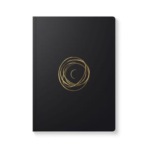 Könnte beinhalten: Ein schwarzes Notizbuch mit einem goldenen abstrakten Design auf dem Einband. Das Design besteht aus einer Reihe sich überlappender Kreise und einer Halbmondform. Das Notizbuch hat ein schlichtes, elegantes Design.